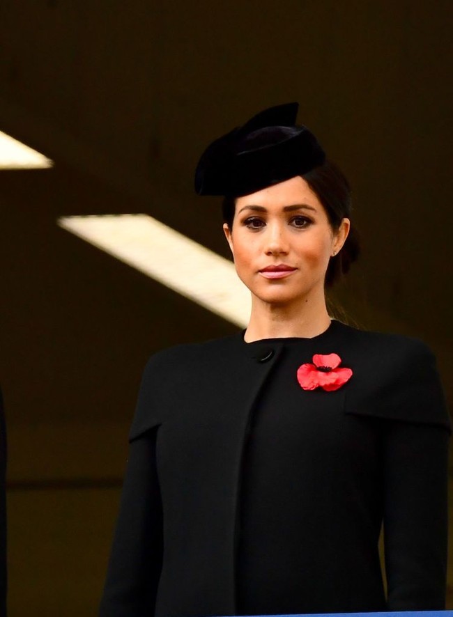 Meghan Markle ikut menghadiri peringatan Remembrance Day Service untuk mengenang para prajurit Inggris yang meninggal di Perang Dunia I. Upacara peringatan tersebut digelar di London, Minggu (11/11/2018). Foto: Jack Taylor/Getty Images