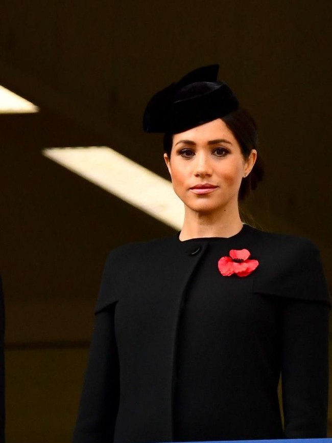 Wanita 37 tahun itu disebut berani melanggar norma-norma yang berlaku di kerajaan. Pakai busana seksi hingga memilih baju serba hitam tetap dikenakannya padahal pakai baju serba hitam hanya boleh digunakan saat acara Remembrance day. (Foto: Jack Taylor/Getty Images)