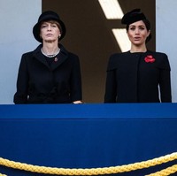 Meghan tampil dalam balutan coat berkancing dengan potongan lengan seperti cape berwarna hitam saat menghadiri  Remembrance Day Service. Penampilannya dilengkapi dengan topi khas para keluarga bangsawan Inggris. Foto: Jack Taylor/Getty Images