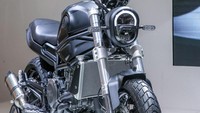 Tangki Benelli Leoncino 800 Concept memiliki desain yang kekar dan dikombinasi penggunaan setang fatbar yang memberikan posisi berkendara yang nyaman. Seperti motor scrambler pada umumnya, Leoncino 800 juga punya desain jok pendek. Meski demikian, masih ada sedikit space di belakang untuk pembonceng. Foto: Dok. Motorcyclenews