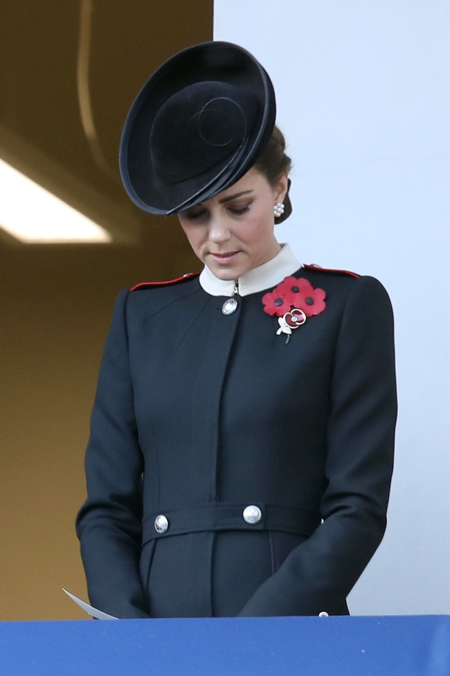 Di balkon lain, ada Kate Middleton bermantel Alexander McQueen dengan kerah putih. Foto: Dok. Getty Images