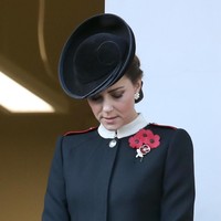 Di balkon lain, ada Kate Middleton bermantel Alexander McQueen dengan kerah putih. Foto: Dok. Getty Images