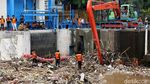 Intensitas Hujan Tinggi, Sampah Menumpuk di Pintu Air Manggarai