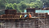 Jalur LRT itu nantinya akan menghubungkan Jakarta, Bekasi, Bogor hingga Depok. Untuk mengejar target operasi itu proyek LRT pun terus dikebut siang malam.