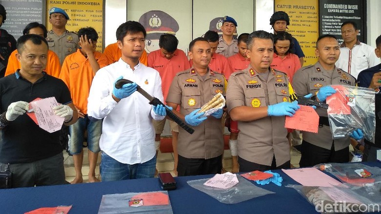 Polisi Tembak Mati Kapten Komplotan Perampok Bersenpi Polisi Tembak Mati Kapten Komplotan Perampok Bersenpi