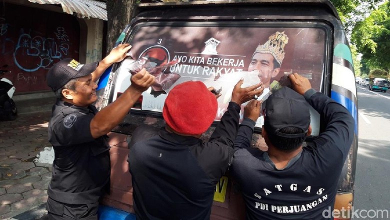 PDIP: Poster Raja Jokowi Jurus Baru Black Campaign PDIP: Poster Raja Jokowi Jurus Baru Black Campaign