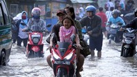 Banjir merendam Jalan Raya Dayeuhkolot-Banjaran, Kabupaten Bandung, Jawa Barat, Senin (12/11/2018).