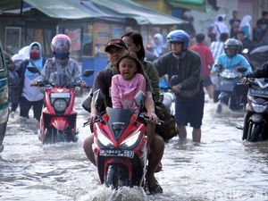Aksi Nekat Warga Terobos Banjir di Bandung