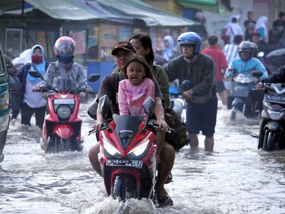 Aksi Nekat Warga Terobos Banjir di Bandung