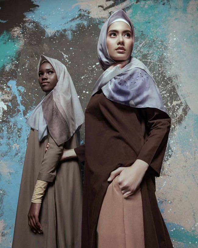 Dress only for Allah… dulu ku merasa sudah sangat cukup berpakaian rapih ketika sholat saja. Setelah itu aku kembali kepada selera dan gayaku sendiri, lupa bahwa Allah Maha Melihat, tulis Dewi Sandra di website DOA. Foto: Instagram_Doa.Indonesia