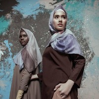 Dress only for Allah… dulu ku merasa sudah sangat cukup berpakaian rapih ketika sholat saja. Setelah itu aku kembali kepada selera dan gayaku sendiri, lupa bahwa Allah Maha Melihat, tulis Dewi Sandra di website DOA. Foto: Instagram_Doa.Indonesia