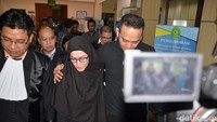 Lyra Virna bersama sang suami, Fadlan, saat ditemui di PN Bekasi, Jawa Barat pada Senin (12/11). Pool/Ismail/detikFoto.