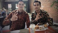 Cicip fast food! Wah, ganteng-ganteng ternyata juga suka makan fast food ya. Foto: Instagram @rizky_irmansyah