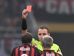 Higuain Emosional dan Dikartu Merah, Ronaldo Beri Dukungan