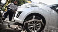 Petugas Dishub di Jakarta terus melakukan patroli dan memantau kendaraan yang parkir secara liar dibeberapa ruas jalan Ibukota.
