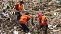 Sampah-sampah itu dibersihkan oleh para pekerja badan air DKI Jakarta agar tak menyebabkan meluapnya air di Pintu Air Manggarai.
