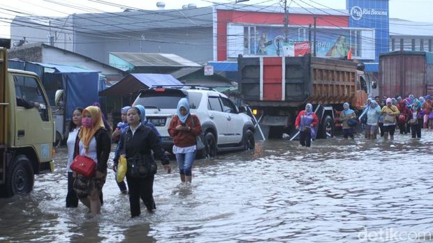 Sepeda Motor Mogok Terobos Banjir di Dayeuhkolot Bandung