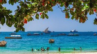 Stone Town menghadap Samudera Hindia dan dianugerahi pantai berpasir putih nan cantik (iStock)