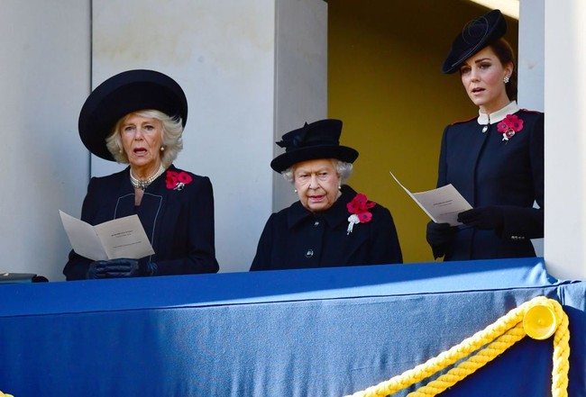 Sementara itu di balkon yang berbeda, Kate Middleton terlihat anggun dalam balutan coat hitam dengan kerah putih di peringatan Remembrance Day Service. Kate berdiri bersebelahan dengan Ratu Elizabeth II dan Duchess of Cornwall Camilla. Foto: Victoria Jones - WPA Pool/Getty Images