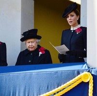 Sementara itu di balkon yang berbeda, Kate Middleton terlihat anggun dalam balutan coat hitam dengan kerah putih di peringatan Remembrance Day Service. Kate berdiri bersebelahan dengan Ratu Elizabeth II dan Duchess of Cornwall Camilla. Foto: Victoria Jones - WPA Pool/Getty Images