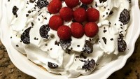 Banoffee pie yang ini lebih meriah dengan limpahan krim. Ada juga potongan buah raspberry segar yang bikin rasanya asam manis. Foto: Instagram cocinadesuha