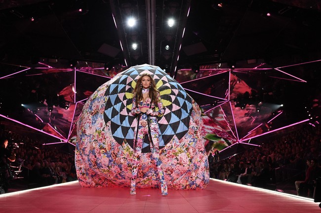 Sayap besar Gigi Hadid serasi dengan bodysuit seksi yang ia kenakan. Foto: Getty Images