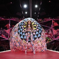 Sayap besar Gigi Hadid serasi dengan bodysuit seksi yang ia kenakan. Foto: Getty Images