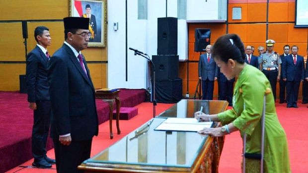  Menteri Perhubungan Budi Karya Sumadi melantik Polana Banguningsih Pramesti sebagai Direktur Jenderal Perhubungan Udara