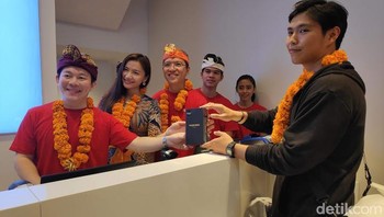 Salah satu pembeli pertama Mi Store Bali. Foto: Josina/detikINET