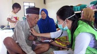 Satu per satu lansia dan anak-anak yang tinggal di pengungsian diperiksa bidan desa. Satu dari tiga bidan desa, Herawati mengatakan para pengungsi sudah mengeluhkan sakit. Warga pun diketahui telah menghuni pengungsian sejak Kamis (8/11/2018) lalu.