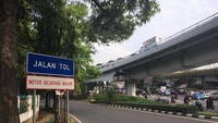 Hanya saja, rambu dilarang masuk tol bagi sepeda motor lumayan mepet pohon. Plt Kanit Kecelakaan Lalu LIntas Ipda Suyudi juga mengatakan banyak orang terjebak di sini. (Arief/detikcom)