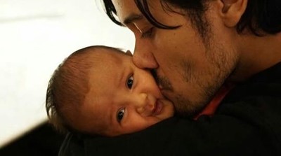 Selamat Hari Ayah! Intip 10 Potret Mesra Hot Daddy dan Si Kecil