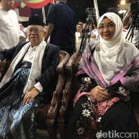 Menjadi istri seorang ulama, Estu Handayani berpenampilan sesuai syariat Islam di kesehariannya. Wanita yang dipersunting Maruf Amin tahun 2014 uty selalu menjulurkan hijabnya menutupi dada dan memakai busana yang longgar. Foto: Ray Jordan