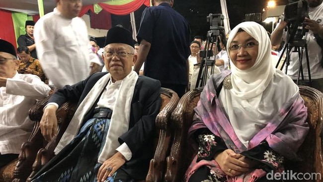 Menjadi istri seorang ulama, Estu Handayani berpenampilan sesuai syariat Islam di kesehariannya. Wanita yang dipersunting Maruf Amin tahun 2014 uty selalu menjulurkan hijabnya menutupi dada dan memakai busana yang longgar. Foto: Ray Jordan