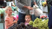 Aktor berusia 46 tahun ini, punya hubungan yang dekat dengan anak-anaknya. Bahkan ia sering mengajak kedua putrinya untuk belanja buah-buahan langsung ke pasar tradisional. Foto: Istimewa