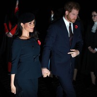 Meghan Markle yang sedang hamil mengenakan atasan peplum berwarna navy yang dipertegas dengan belt. Dia pun terlihat semakin cantik dengan rambut yang digerai saat digandeng oleh Pangeran Harry. Foto: Jack Taylor/Getty Images