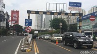 Lima ABG menabrak mobil karena salah masuk tol di kawasan Tomang ini. Mereka menderita luka-luka dan sempat dirawat di rumah sakit. (Arief Ikhsanuddin/detikcom)