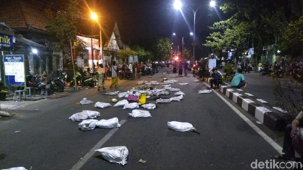 Penertiban PKL Gembong Ricuh, Jalan Diblokade Karung Pasir