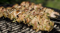 Berbahan dasar daging babi, ayam, sapi atau pun ikan, Shashlik sangat diminati warga Rusia. Bisa dibilang ini sajian ini mirip dengan sate tapi berukuran cukup besar. Foto: Istimewa