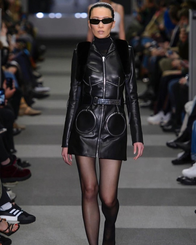 Pada Februari 2018 kemarin, setelah lama tidak tampil di pekan mode dunia, Ling Tan mendapat kesempatan untuk berjalan di catwalk Alexander Wang memeragakan koleksi fall/winter 2018. Foto: Instagram @ lingtan_