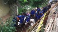 Belasan petugas dari Sudin SDA mulai memasang batu beronjong dan dolken kayu.