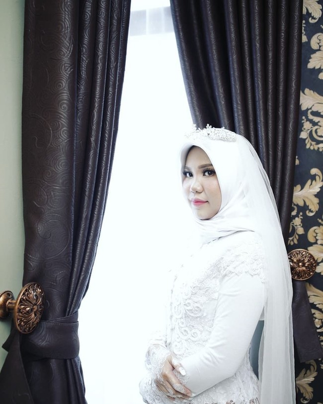 Bagi calon pengantin wanita Intan Indah Syari, semua rencana pernikahannya batal terlaksana setelah calon suaminya, Rio Nanda Pratama jadi salah satu korban pesawat Lion Air yang jatuh di perairan Karawang pada Senin (29/10/2018). Intan dan Rio seharusnya melangsungkan akad pernikahan pada 11 November 2018. Namun, takdir berkehendak lain karena Rio meninggal dalam kecelakaan pesawat Lion Air PK-LQP dengan rute Jakarta-Pangkal Pinang. Foto: Dok. Instagram adielaorganizer.bangka