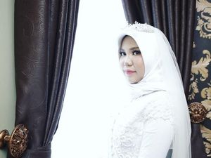 Potret Haru Wanita Viral yang Menikah Sendiri, Calon Suami Korban Lion Air