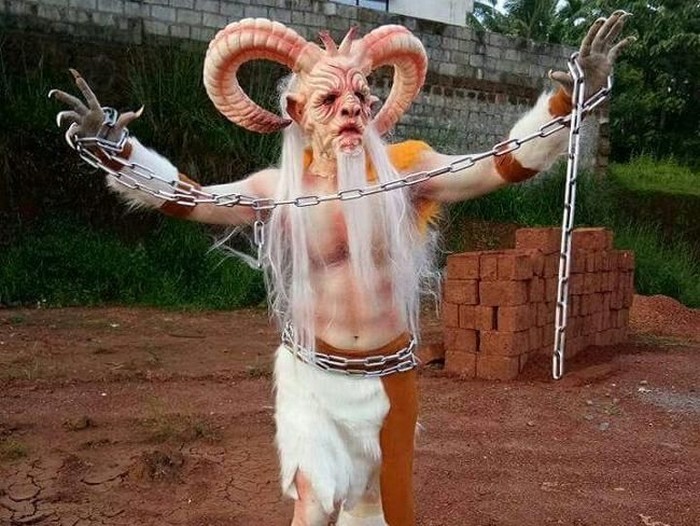 Ravi Katapadi rela jadi monster demi biaya pengobatan anak-anak. Foto: Istimewa Ravi Katapadi rela jadi monster demi biaya pengobatan anak-anak. Foto: Istimewa
