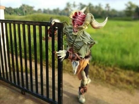 Ravi Katapadi rela jadi monster demi biaya pengobatan anak-anak.