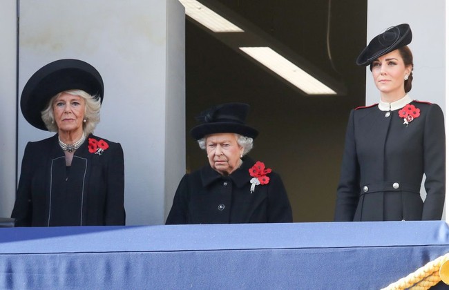 Meghan tak ikut berdiri di samping Ratu Elizabeth II, Kate Middleton dan Duchess of Cornwall, Camilla. Balkon tempatnya berdiri berbeda area dengan tempat sang ratu Foto: Jack Taylor/Getty Images