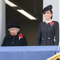 Meghan tak ikut berdiri di samping Ratu Elizabeth II, Kate Middleton dan Duchess of Cornwall, Camilla. Balkon tempatnya berdiri berbeda area dengan tempat sang ratu Foto: Jack Taylor/Getty Images