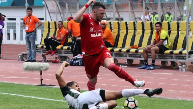 Marko Simic mencetak gol keempat ke gawang Mitra Kukar pada tahun 2018.