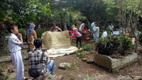 Nah, tiga makam itu ada di pinggir tembok itu, terus ambrol, karena lokasinya di tebingan jadi jenazahnya itu keluar, kata Esma Subakti, Ketua RW 12, saat ditemui di TPU Cikaret Bogor. Foto: (Farhan-detikcom)