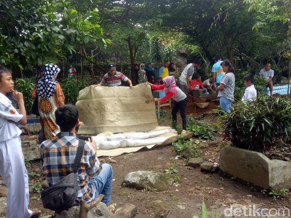 Penampakan Mayat Keluar dari Kubur Akibat Longsor di Bogor